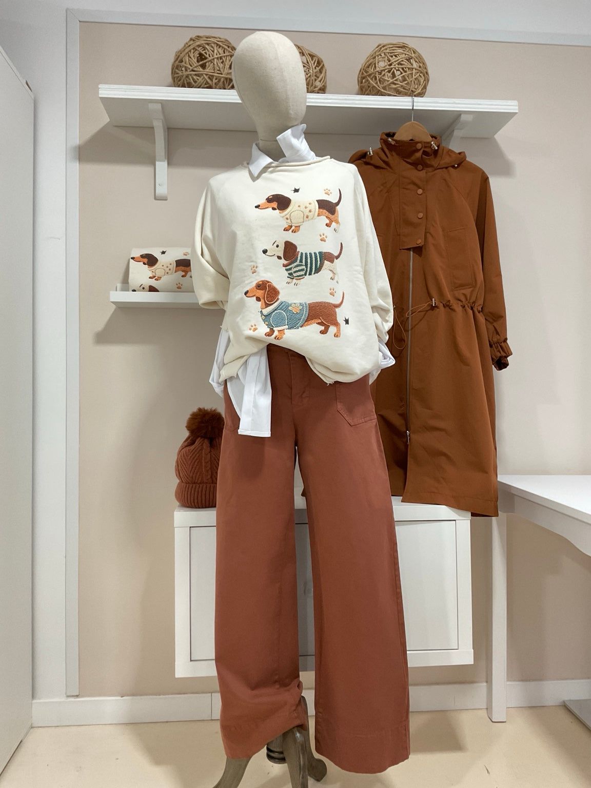 Crema — Sudadera de tres perritos — look en maniquí