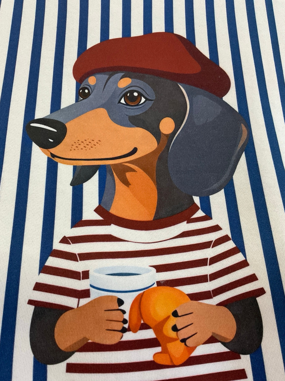 Detalle del estampado perro con croissant de la sudadera