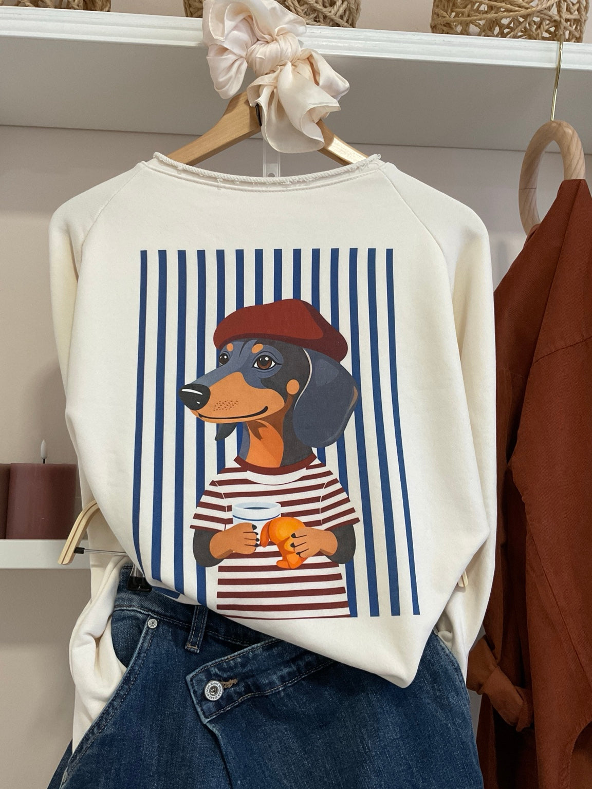 Sudadera oversize perro con croissant, vista frontal