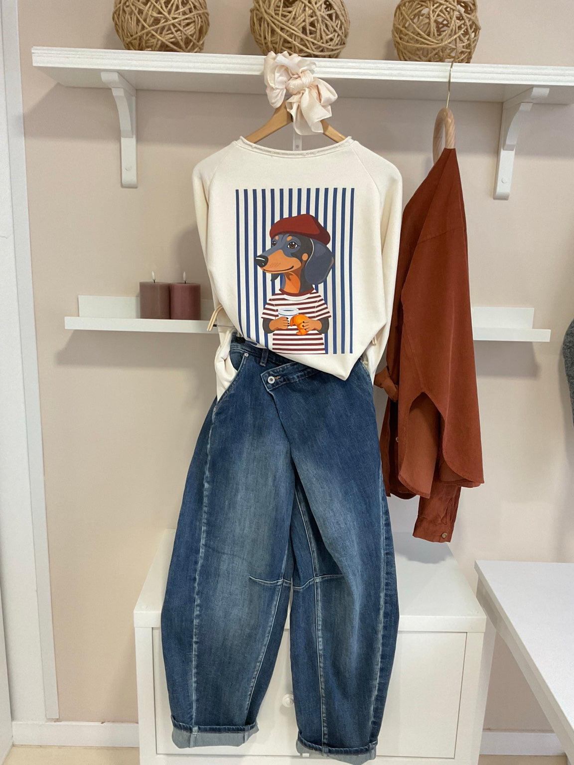 Sudadera oversize perro con croissant en look completo con tejano cruzado