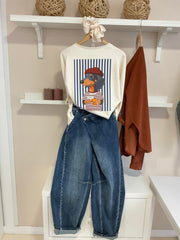 Sudadera oversize perro con croissant en look completo con tejano cruzado