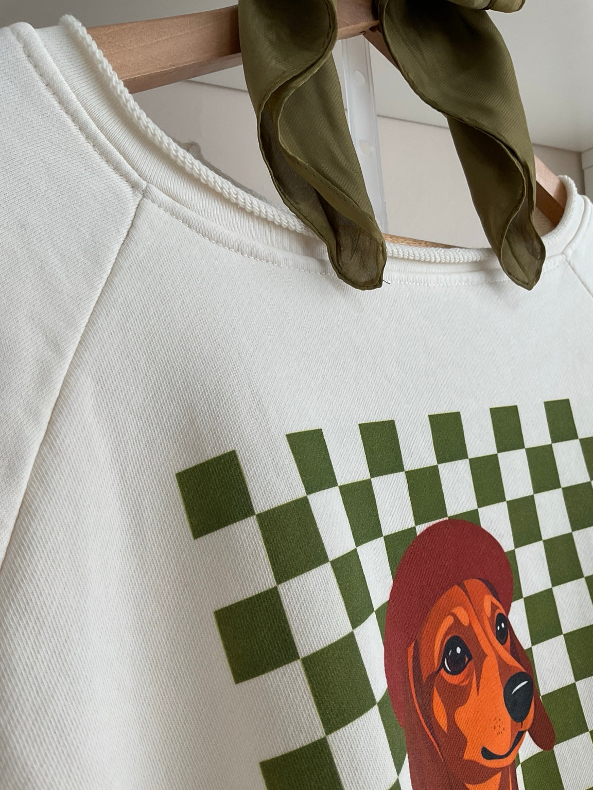 Sudadera Verde/Crema, detalle de cuello y estampado