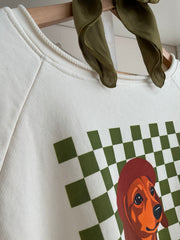 Sudadera Verde/Crema, detalle de cuello y estampado