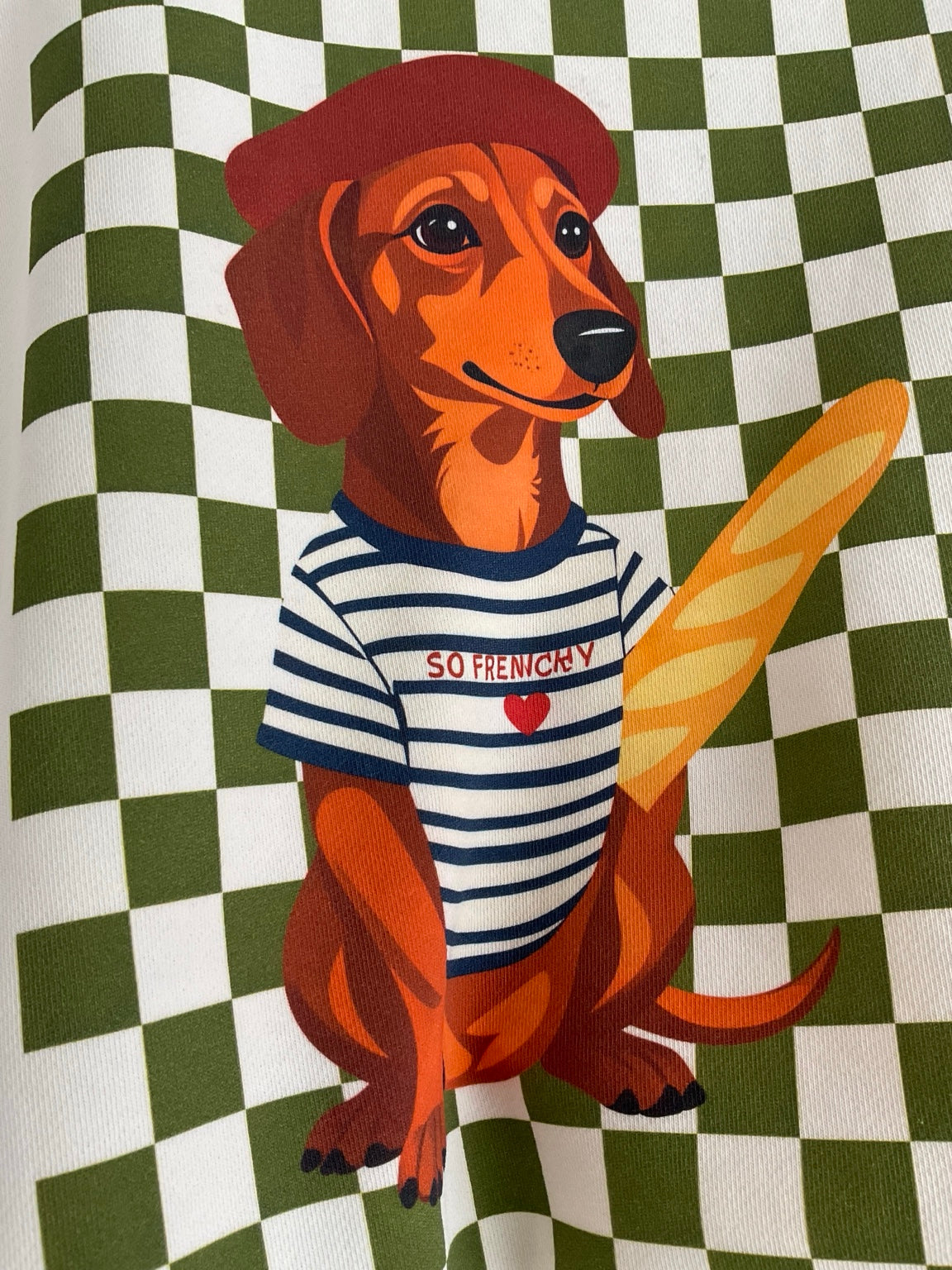 Detalle del dibujo perro con baguette en Verde/Crema