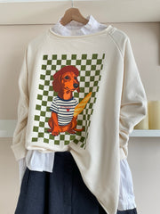 Sudadera oversize perro con croissant Verde/Crema, vista frontal cercana