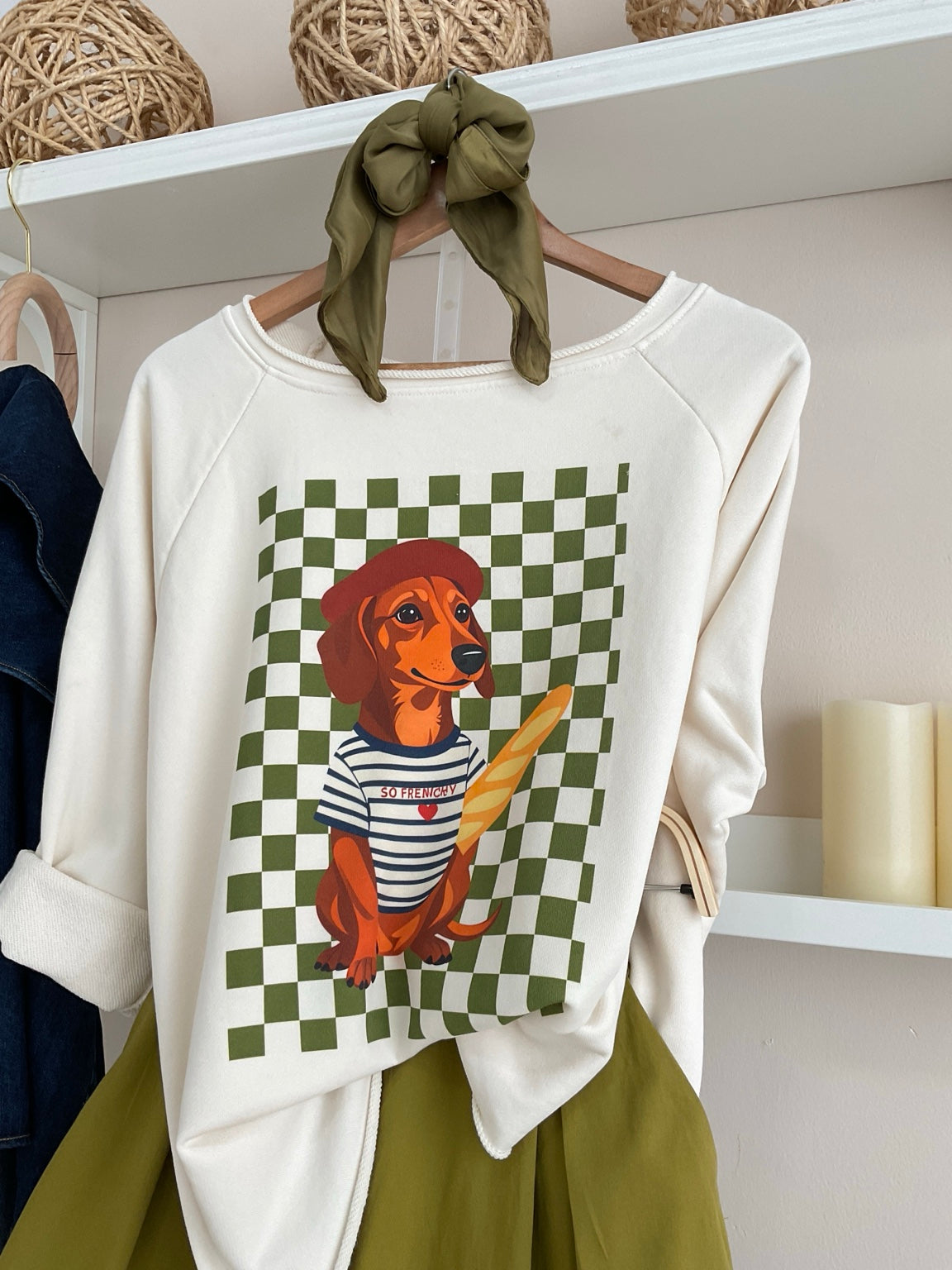 Look con sudadera Verde/Crema y falda verde