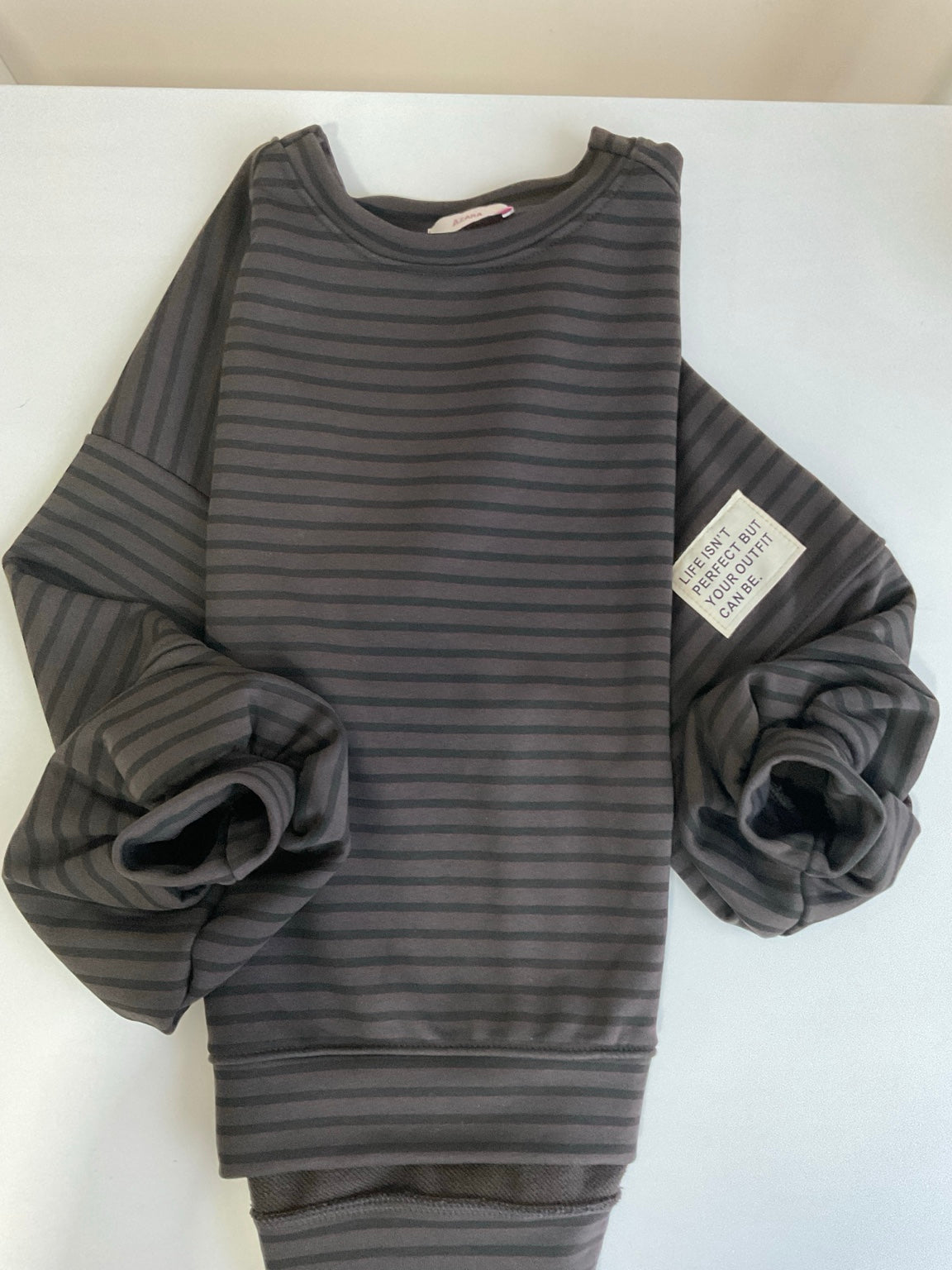 Sudadera oversize de rayas chocolate y negro extendida