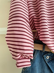 Detalle de manga de la sudadera oversize de rayas rosa y burdeos