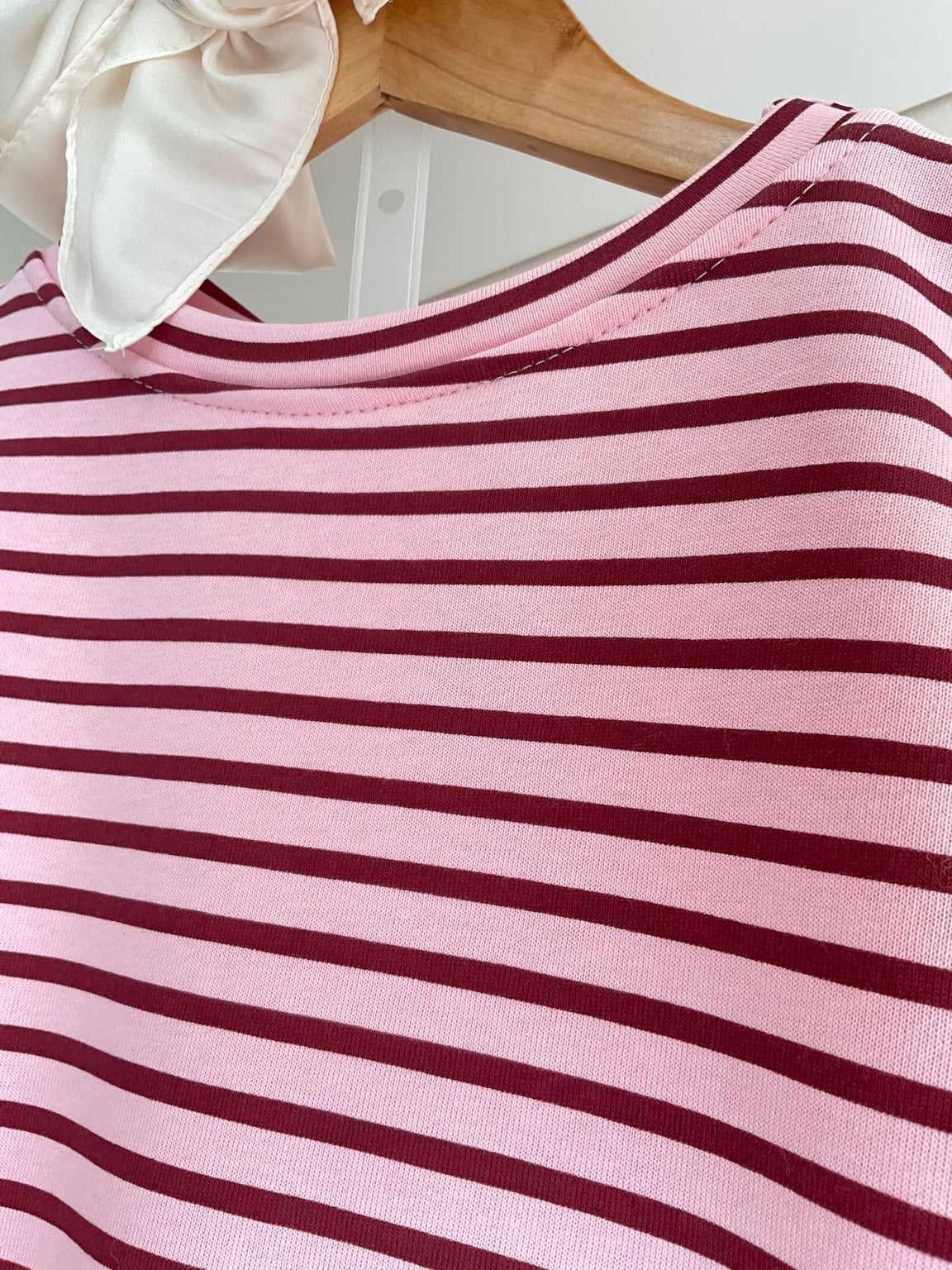 Detalle del tejido de la sudadera oversize de rayas rosa y burdeos