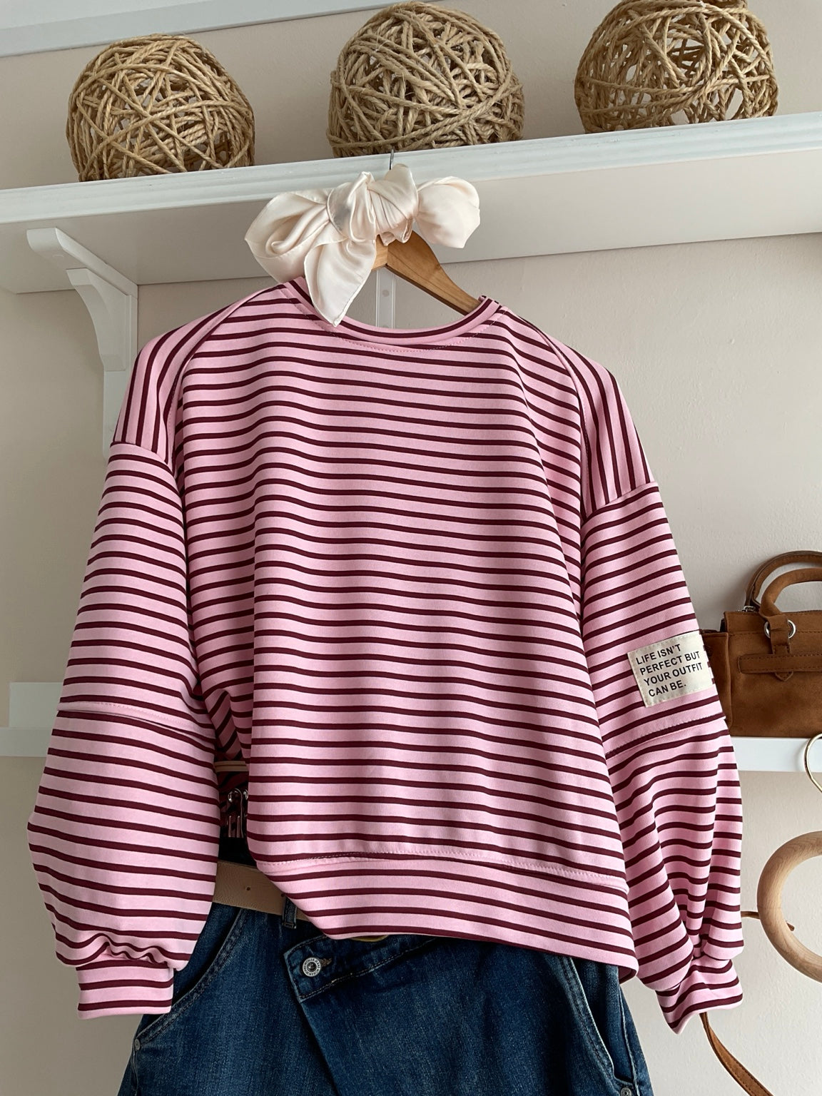 Sudadera oversize de rayas rosa y burdeos, vista frontal