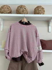 Sudadera oversize de rayas rosa y chocolate en look con pantalón marrón