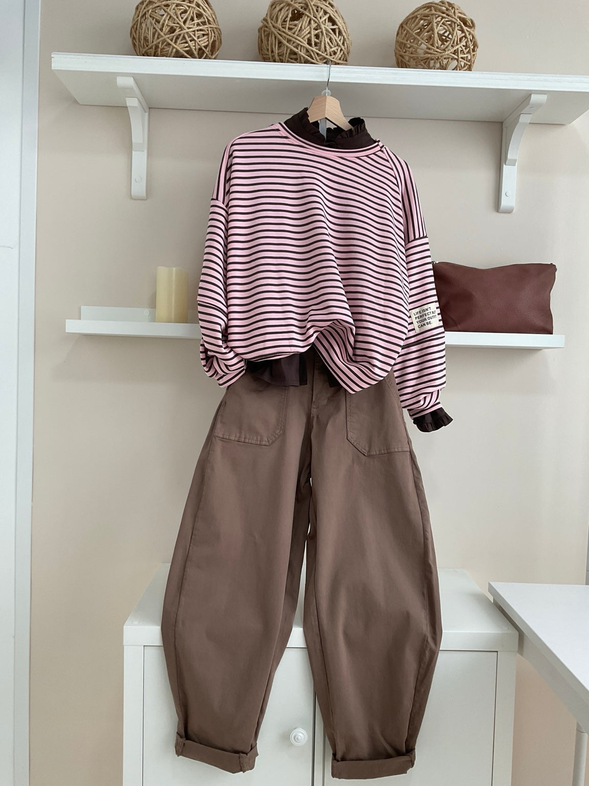 Look completo con sudadera oversize de rayas rosa y chocolate