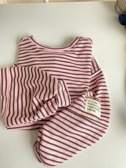 Sudadera oversize de rayas rosa y chocolate, prenda doblada