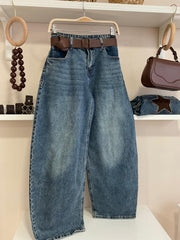 Azul | Pantalón tejano barrel estrellas, vista frontal con cinturón marrón