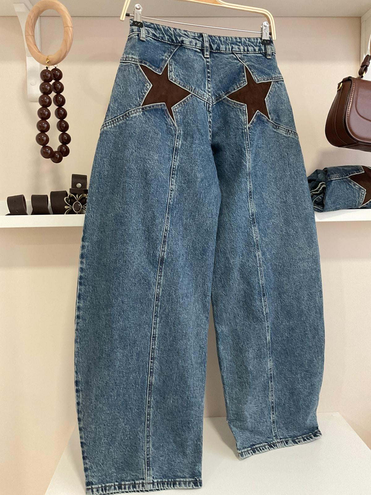 Azul | Pantalón tejano barrel estrellas, vista trasera con estrellas