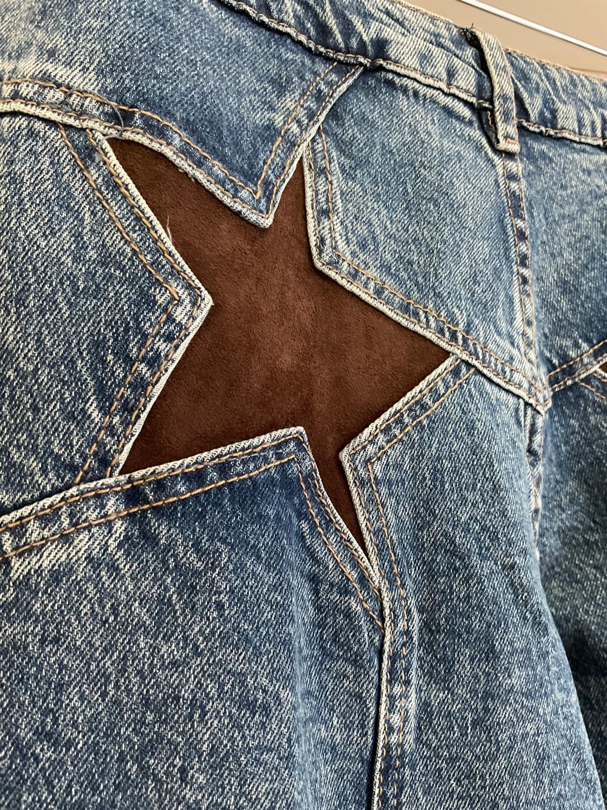 Azul | Pantalón tejano barrel estrellas, detalle de las estrellas efecto piel