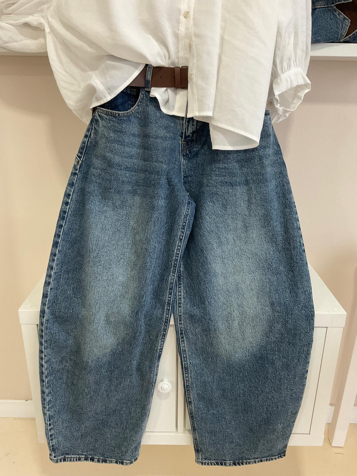 Azul | Pantalón tejano barrel estrellas, detalle del look