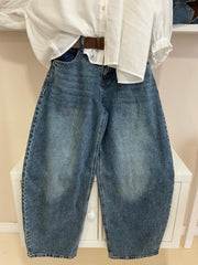 Azul | Pantalón tejano barrel estrellas, detalle del look