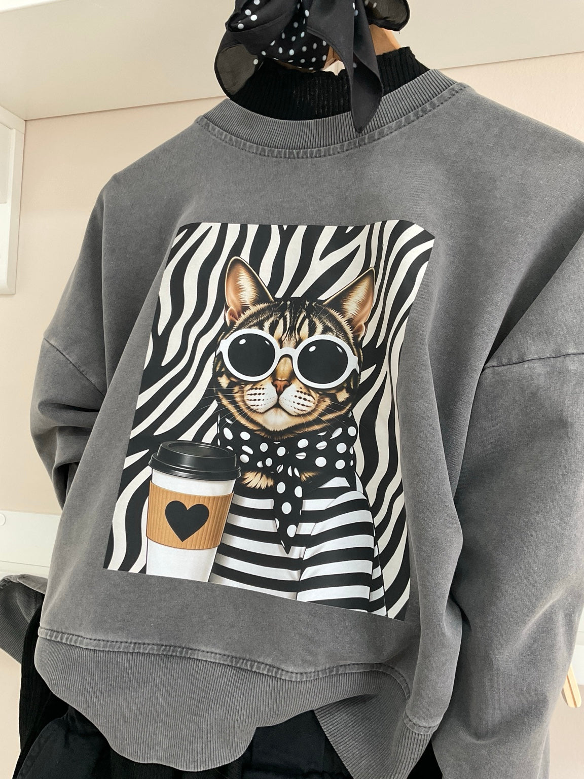 Gris | Sudadera Theon - detalle del estampado